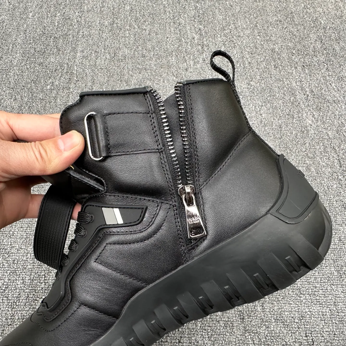 💰880 Prada/Prada’s new men’s spliced ​​casual sports boots! The shoe's exquisite stitching outlines a unique geometric texture, and contemporary lines and details reinterpret the classic sports style. The upper is made of ultra-official material, and the lining is full cowhide. It is lightweight, breathable, practical and versatile. The tongue is decorated with the Prada Milano logo, and the logo print is embellished with the laces. It is paired with a 2.5cm two-color rubber sole to create a comfortable wearing experience. Comes with full set of original packaging dust bag! Size: 39-40-41-42-43-44 (45 customized) standard leather shoe size Item number: 41274651